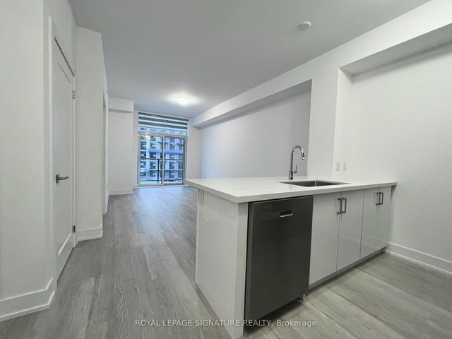 806 - 460 Dundas Street