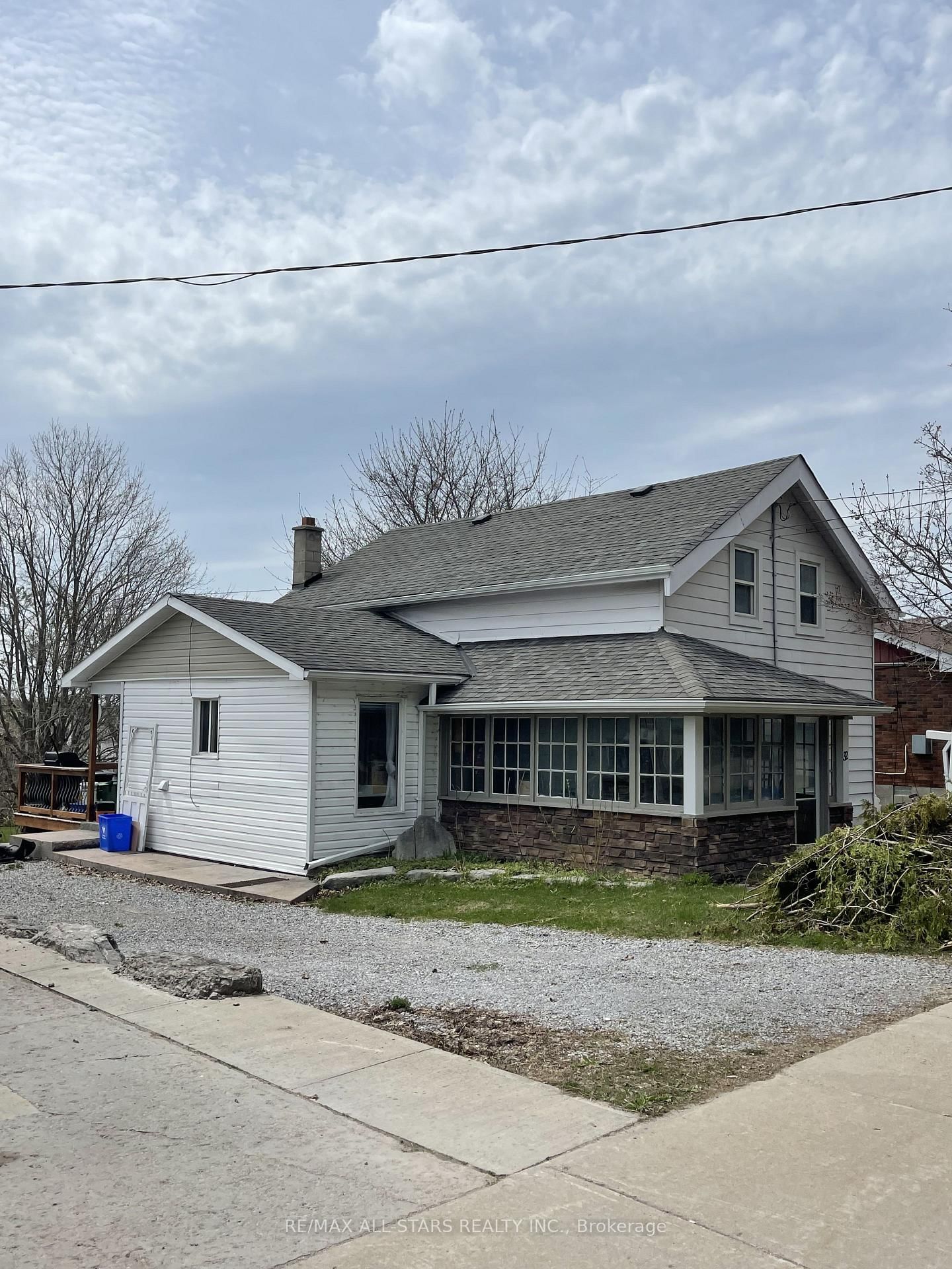 Building at 32 Bond Street, Kawartha Lakes, Fenelon Falls
