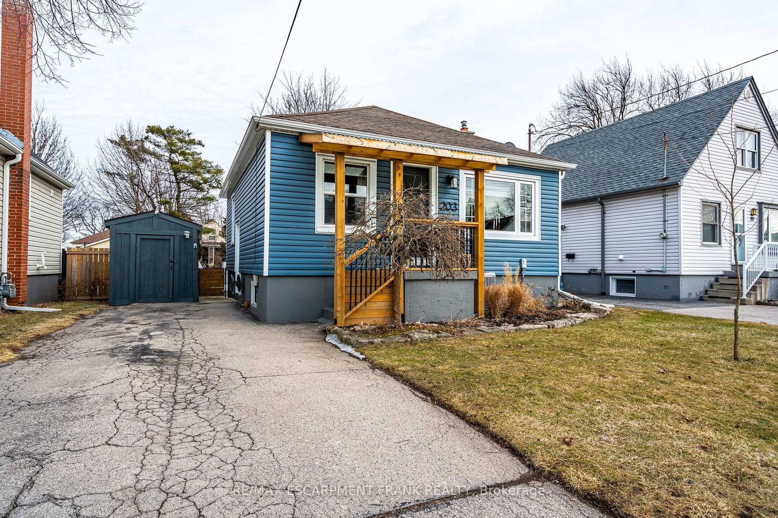 Detached House sold at 203 East 25th Street, Hamilton, Eastmount, L8V 3A4 - MLS: X12019681