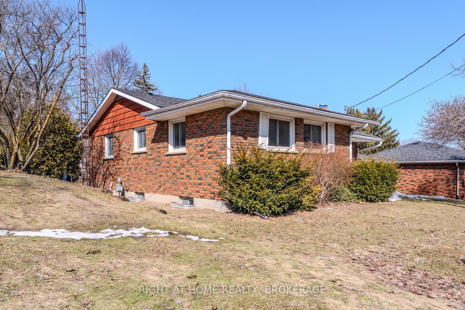 Detached House for sale at 95 Silver Street, Brant, Paris, N3L 1T8 - MLS: X12021250