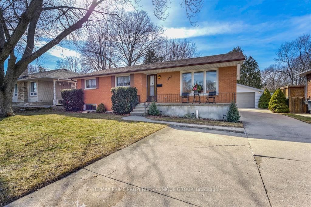 Detached House sold at 1097 Indian Road, Sarnia, Sarnia, N7V 4C4 - MLS: X12022308