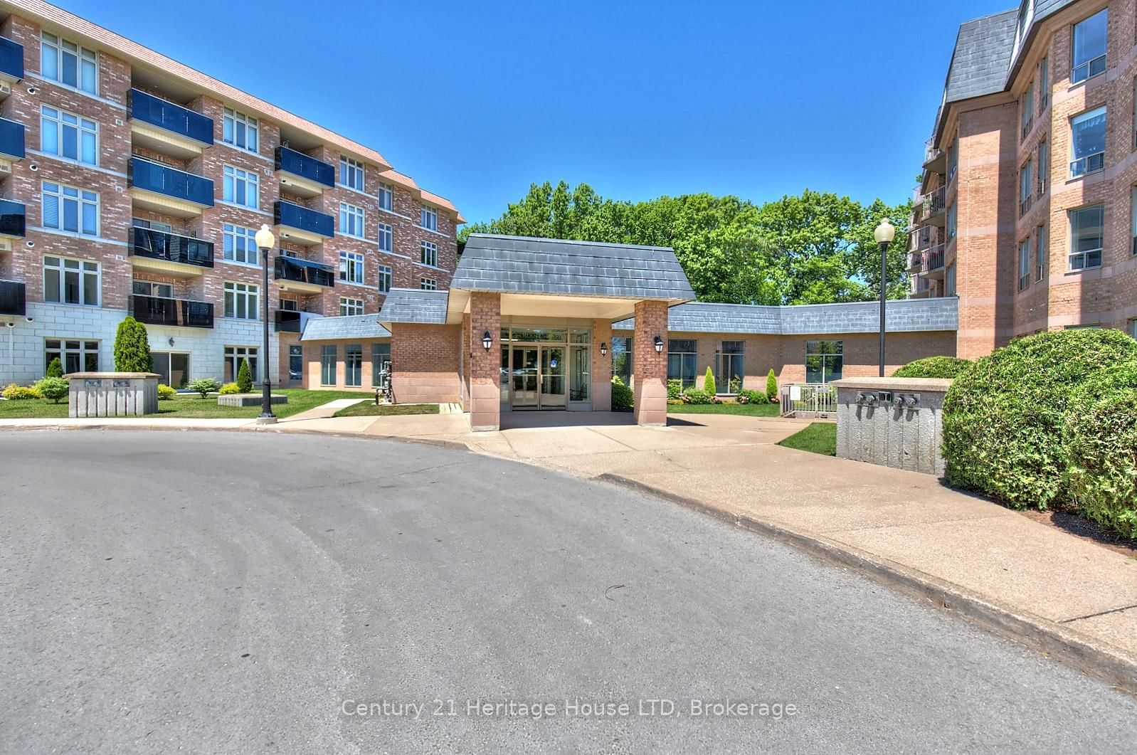 Condo for sale at 427-8111 Forest Glen Drive, Niagara Falls, Mt. Carmel, L2H 2Y7 - MLS: X12022643