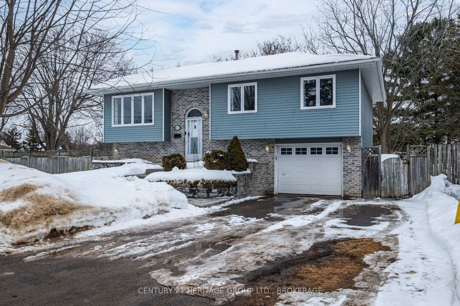 Detached House for sale at 676 Centre Street, Kingston, South of Taylor-Kidd Blvd, K7M 5E4 - MLS: X12023213