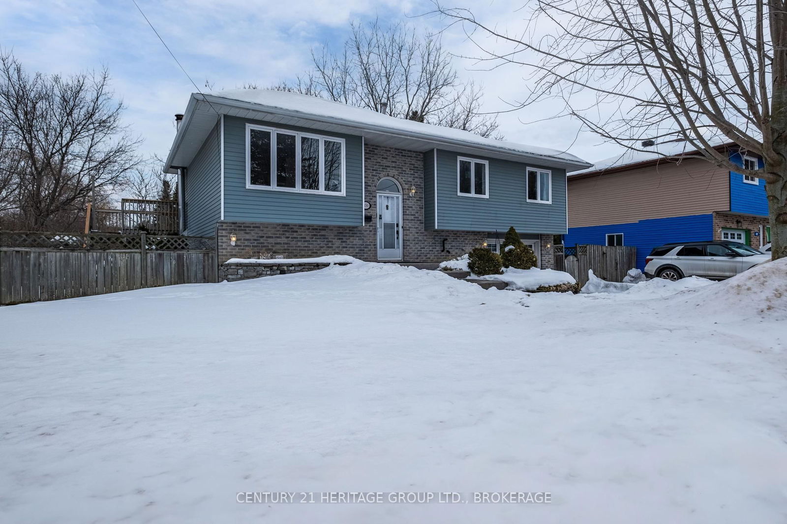 Detached House for sale at 676 Centre Street, Kingston, South of Taylor-Kidd Blvd, K7M 5E4 - MLS: X12023213