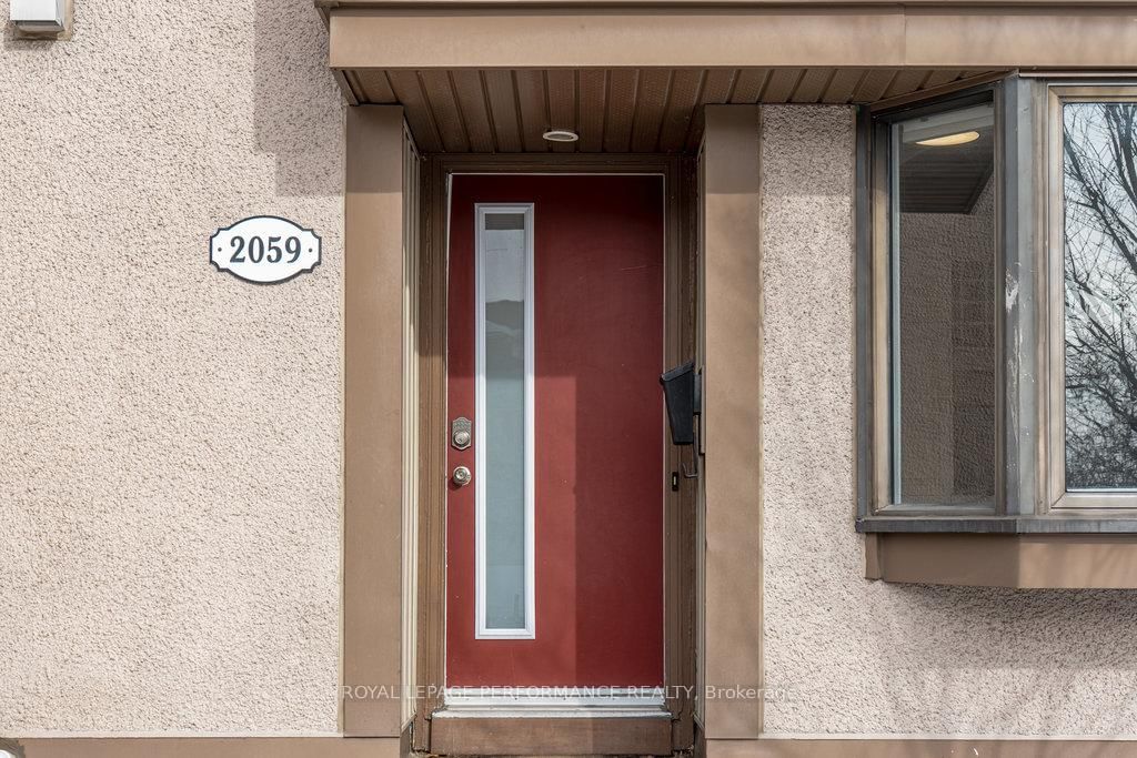 Townhouse for sale at 2059 Stonehenge Crescent, Ottawa, Pineview, K1B 4N7 - MLS: X12023247