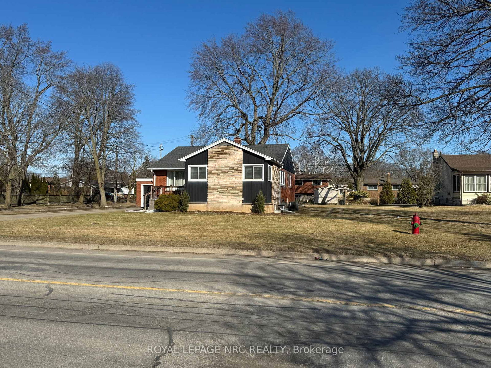 Detached House for sale at 470 Clare Avenue, Welland, Prince Charles, L3C 3B3 - MLS: X12025364