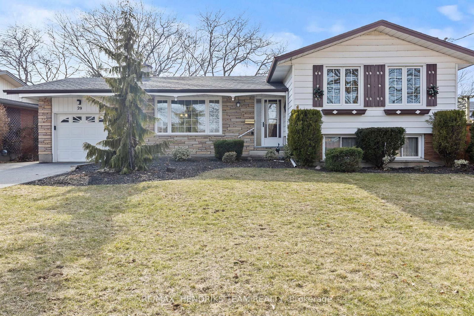 Detached House for sale at 29 Mississauga Road, St. Catharines, Lakeshore, L2N 3K3 - MLS: X12025689