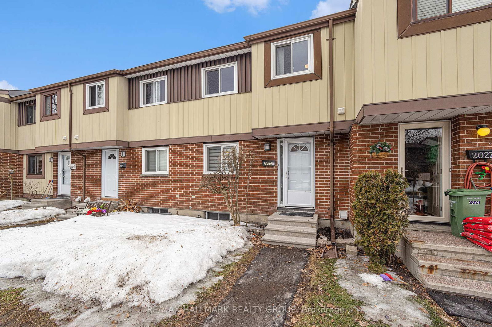 Townhouse for sale at 2025 Kelden Crescent, Ottawa, Blackburn Hamlet (South), K1B 4Y1 - MLS: X12026057