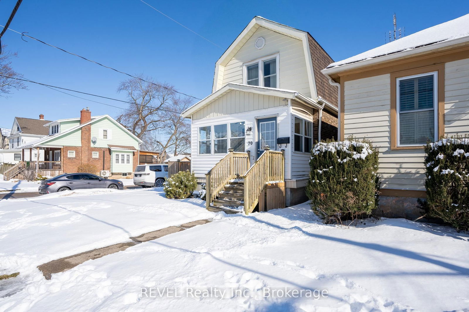 Building at 70 Oakland Avenue, Welland, Broadway