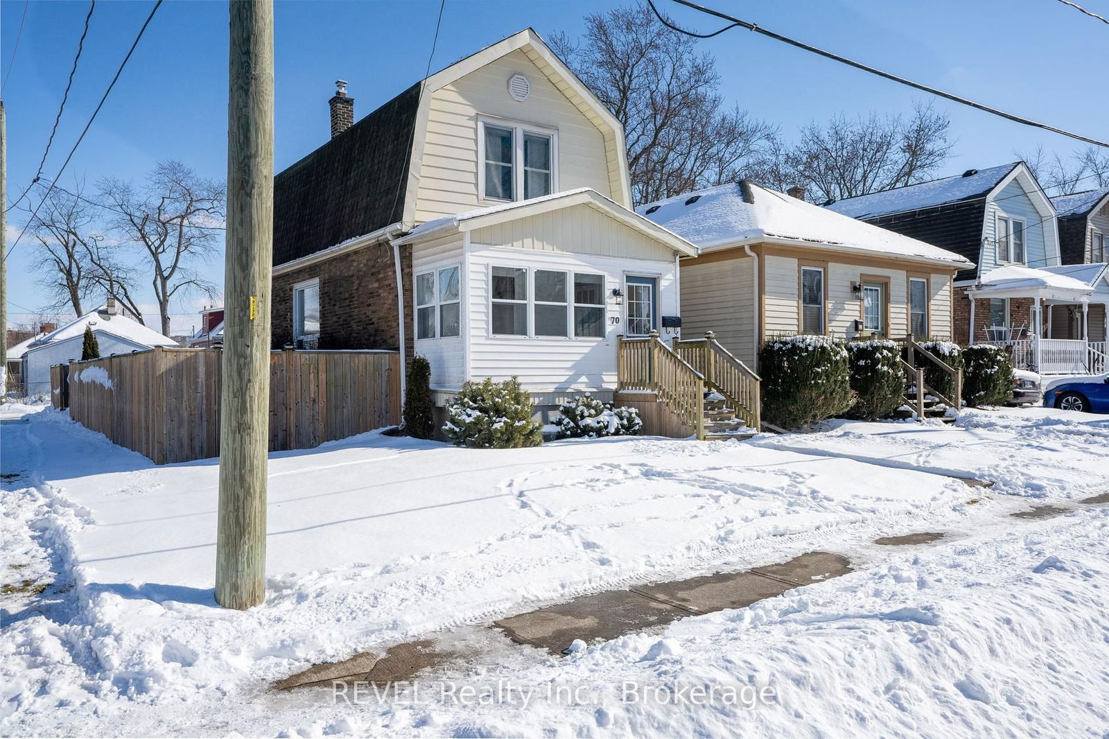 Detached House for sale at 70 Oakland Avenue, Welland, Broadway, L3C 2C1 - MLS: X12027355