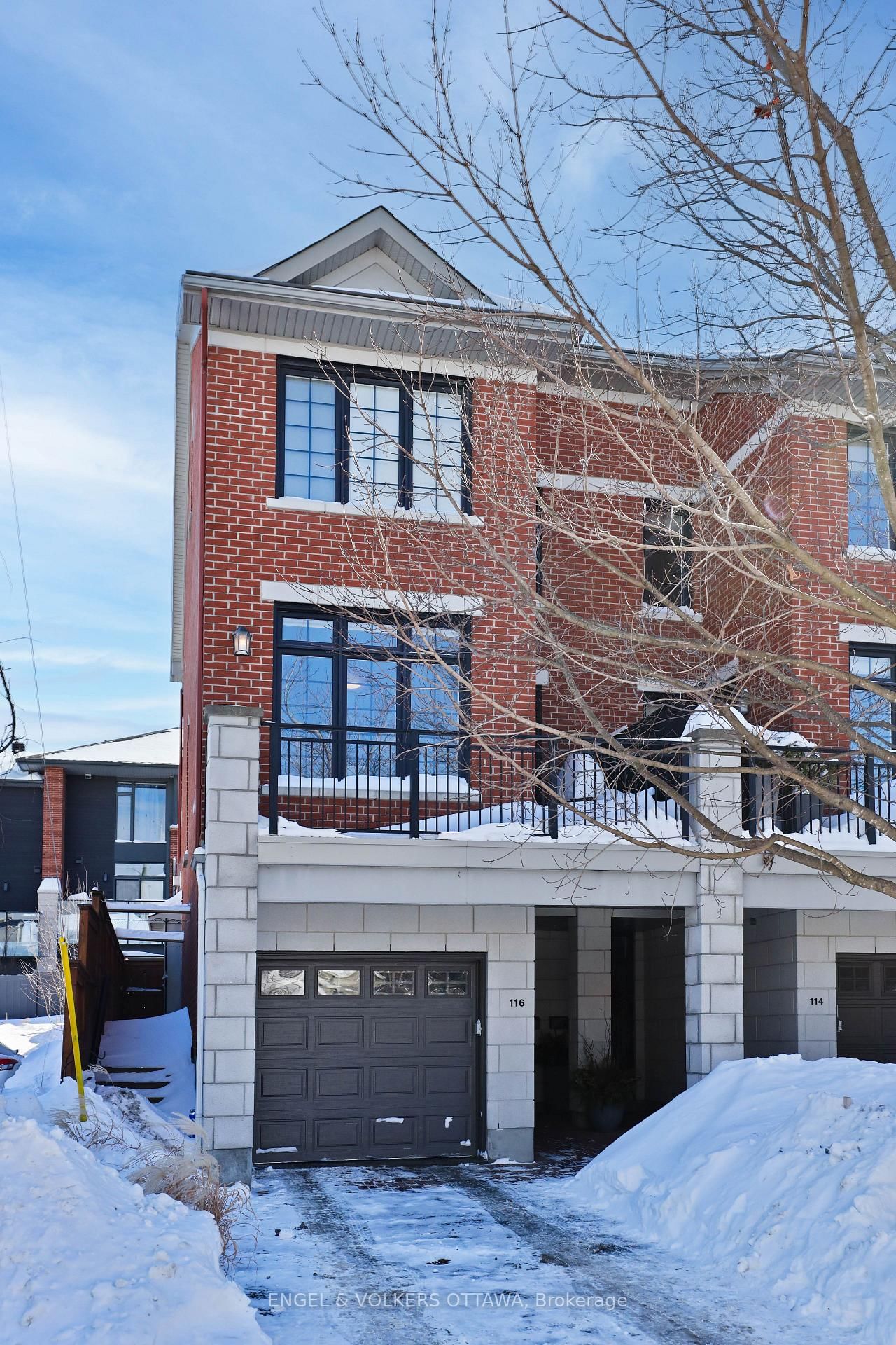 Townhouse sold at 116 Springhurst Avenue, Ottawa, Ottawa East, K1S 0E5 - MLS: X12027421