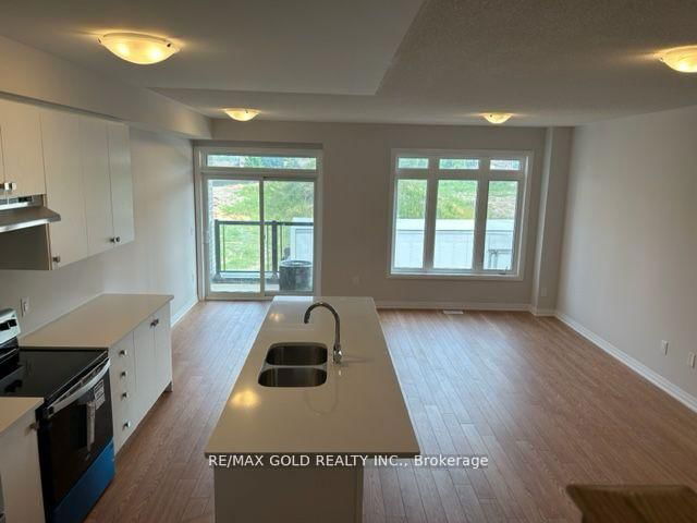 1010 - 585 Colborne Street