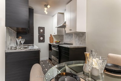 Semi-Detached House leased at 303-200 Charlton Avenue, Hamilton, Ontario, L8N 1Z1 - Corktown - MLS: X12029319