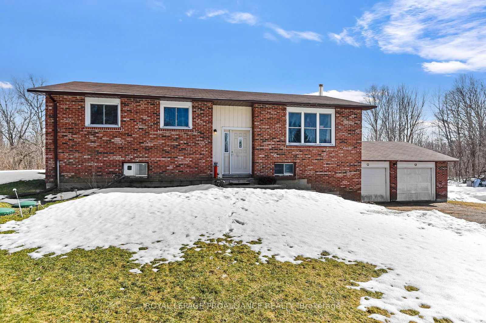 Detached House sold at 175 Rockfield Road, Front of Yonge, Front of Escott Twp, K0E 1R0 - MLS: X12029525