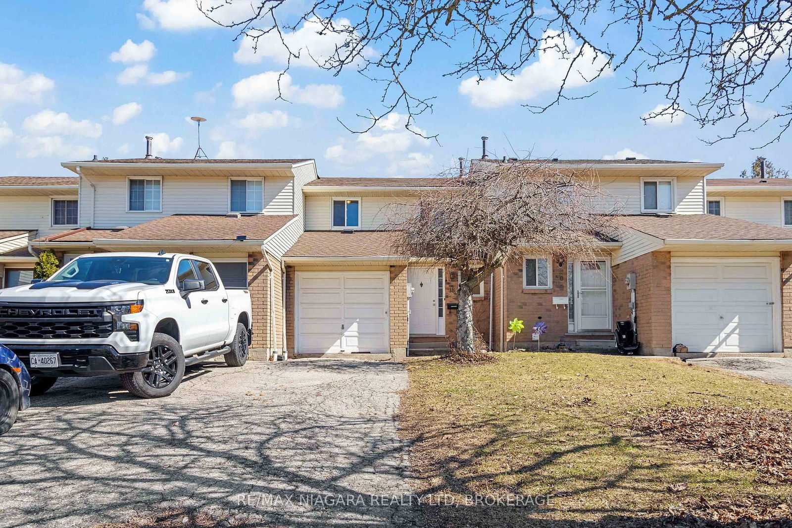 Townhouse for sale at 18 JULIE Drive, Thorold, Confederation Heights, L2V 4L5 - MLS: X12029671