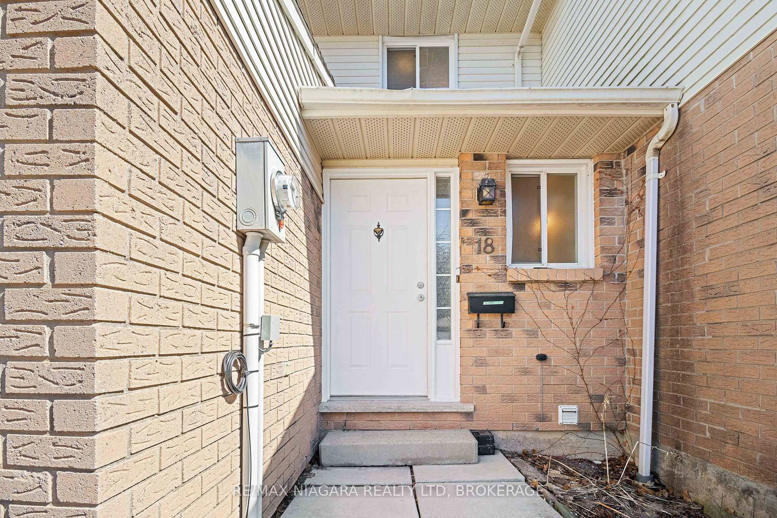 Townhouse for sale at 18 JULIE Drive, Thorold, Confederation Heights, L2V 4L5 - MLS: X12029671