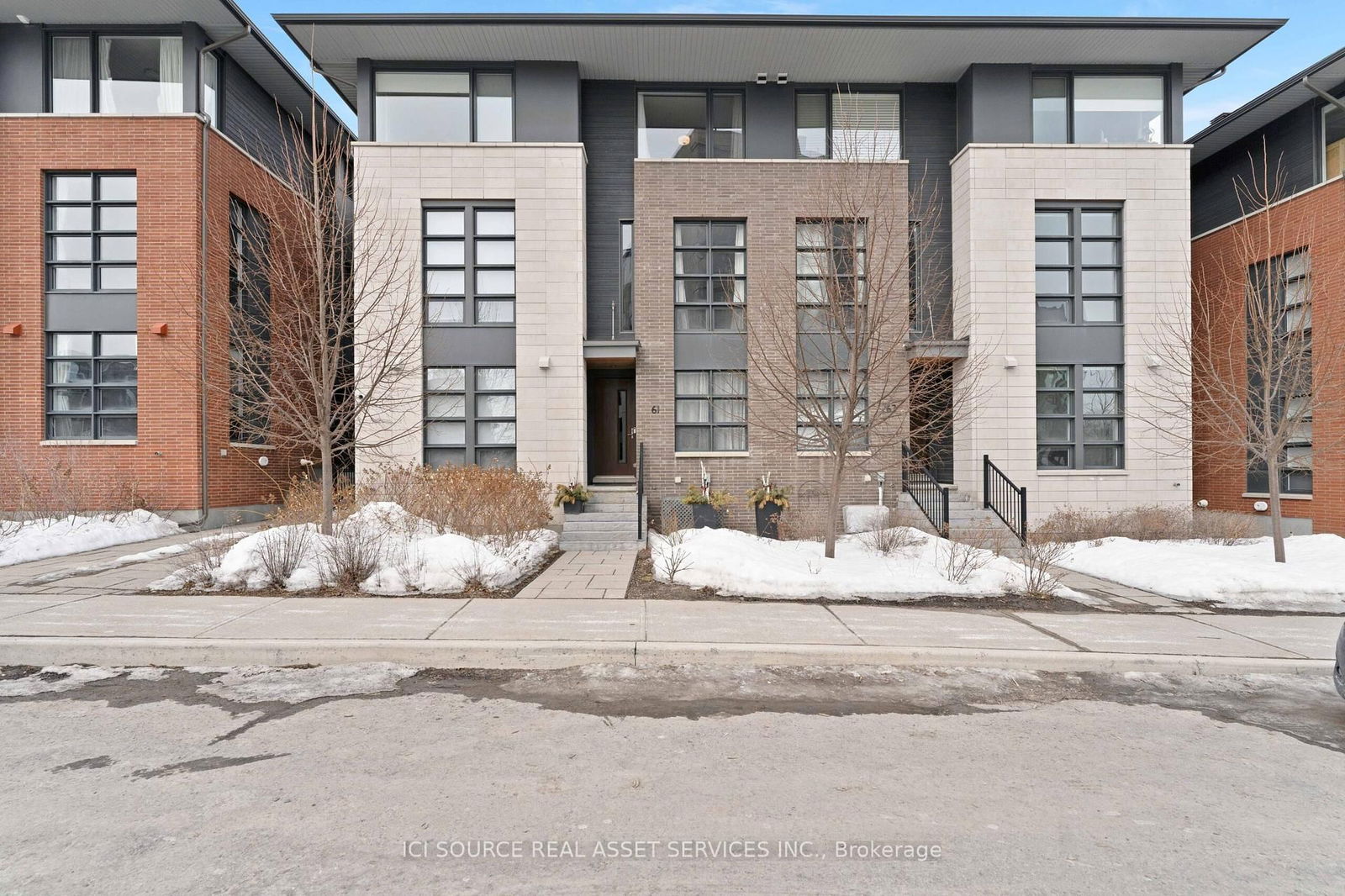 Townhouse sold at 61 Oblats Avenue, Ottawa, Ottawa East, K1S 5W1 - MLS: X12031003