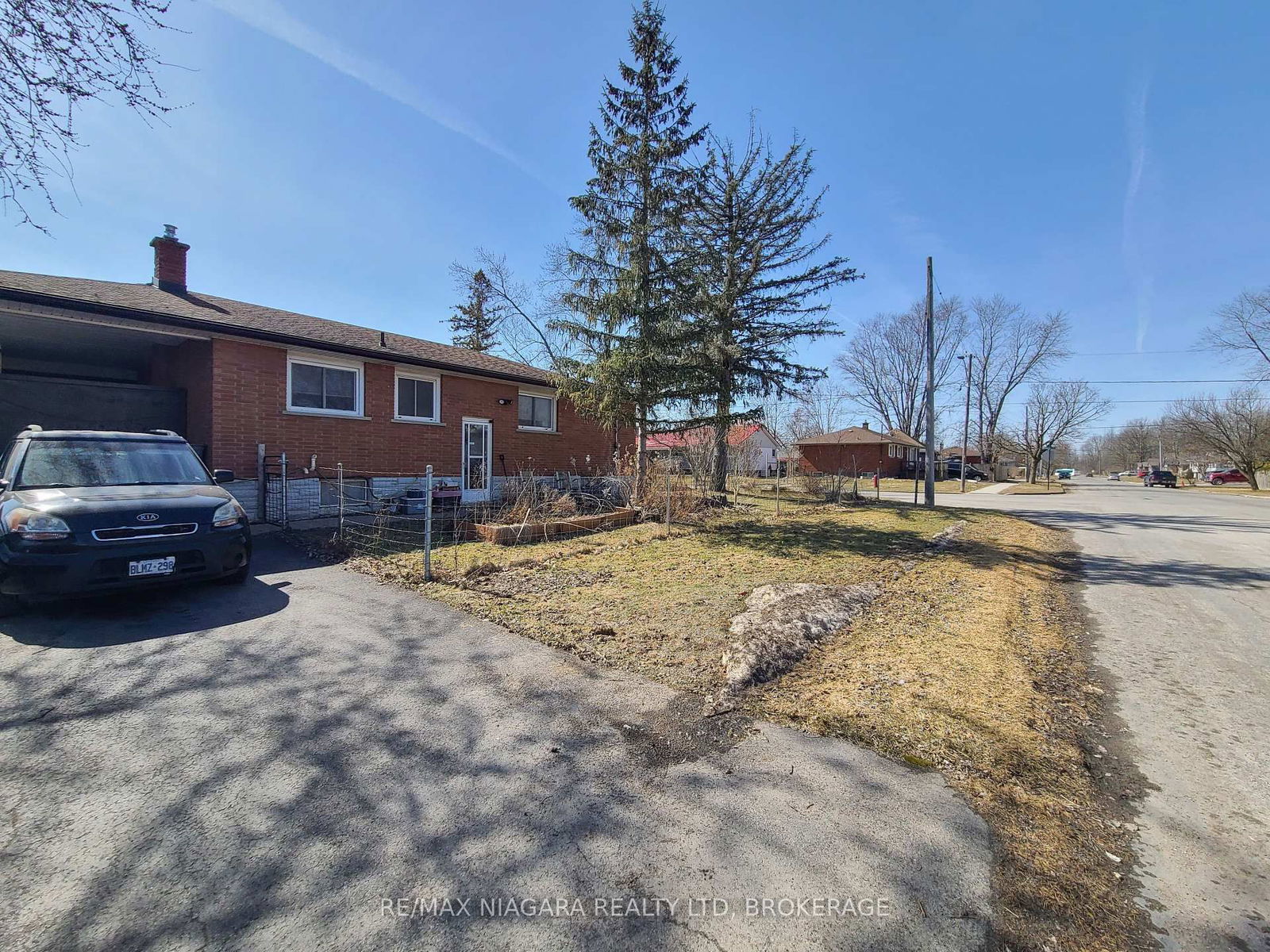 Building at 203 Kilgour Avenue, Welland, Broadway