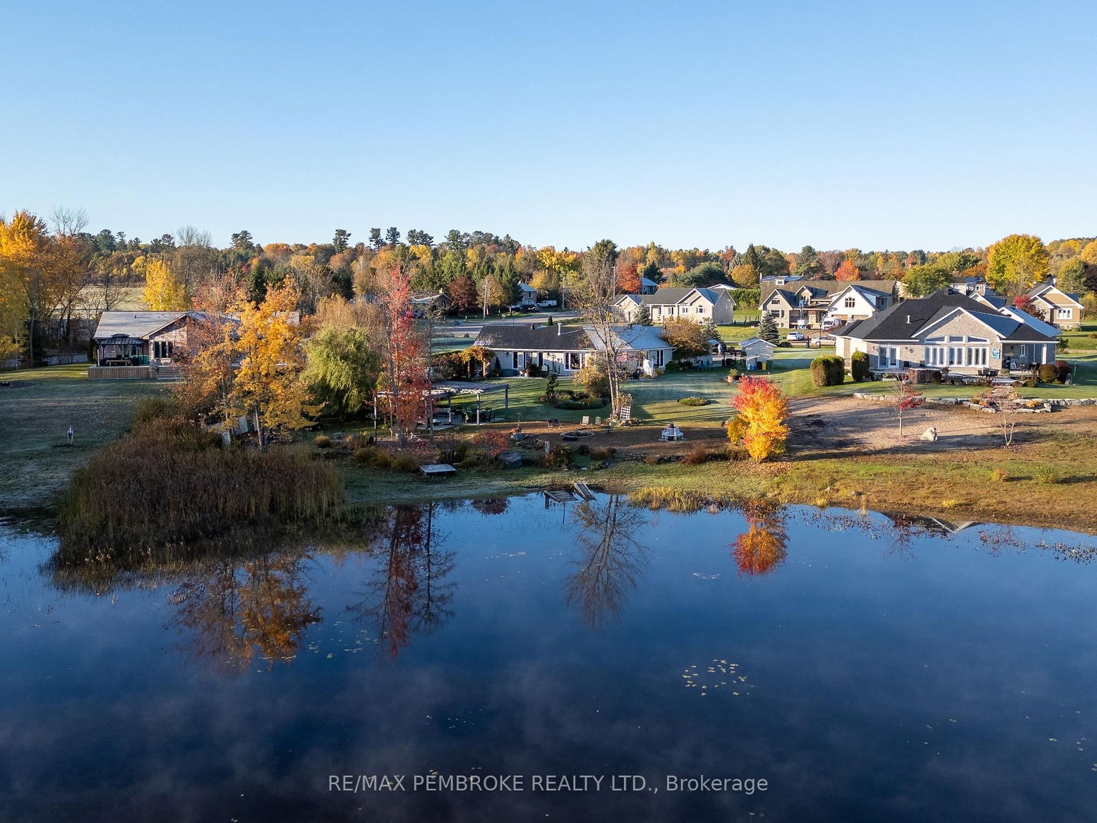 Detached House for sale at 11 FAIRWAY Drive, Petawawa, Petawawa, K8A 8N2 - MLS: X12031959
