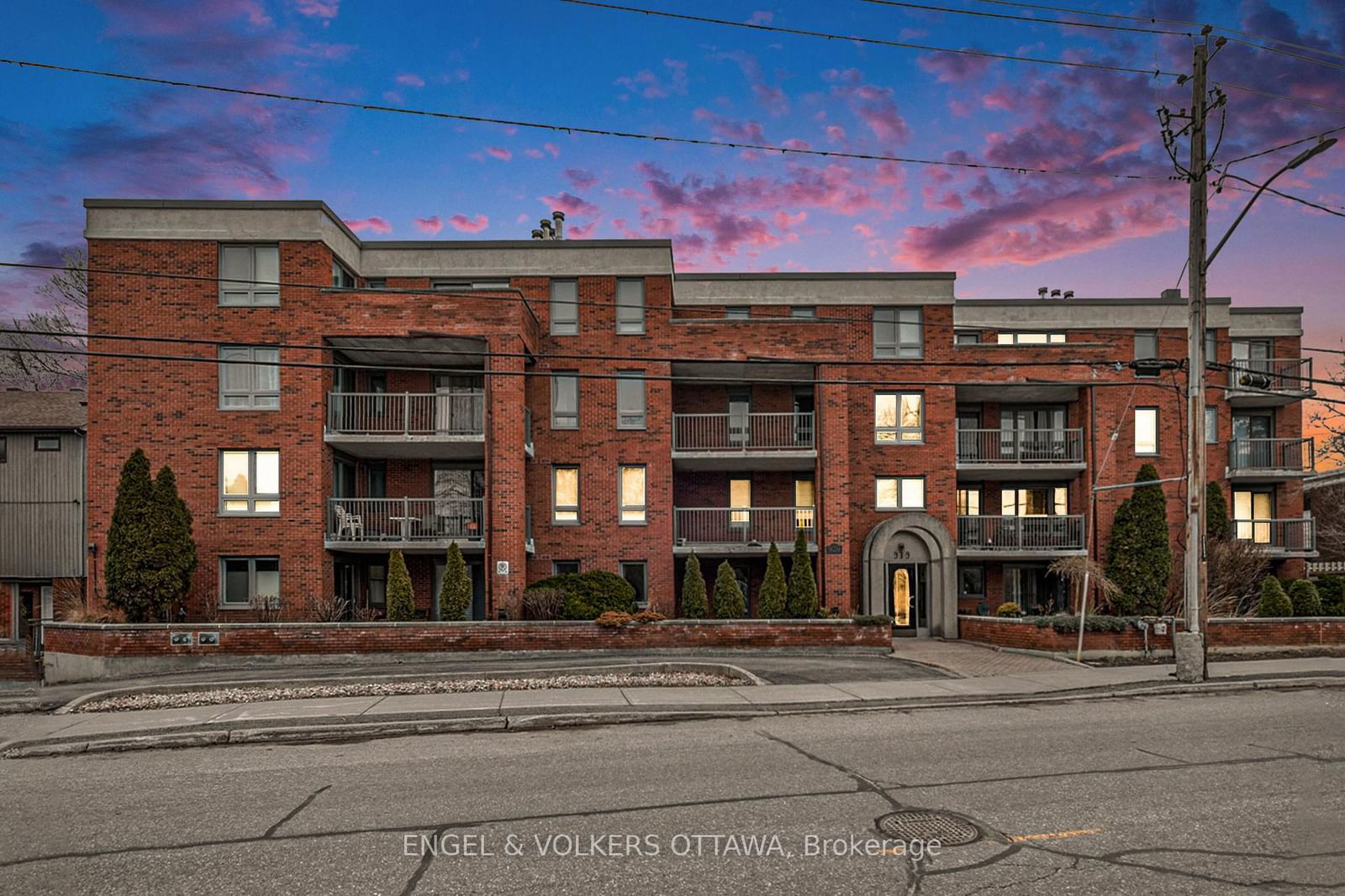 Condo sold at 201-939 North River Road, Ottawa, Overbrook, K1K 3V2 - MLS: X12032302