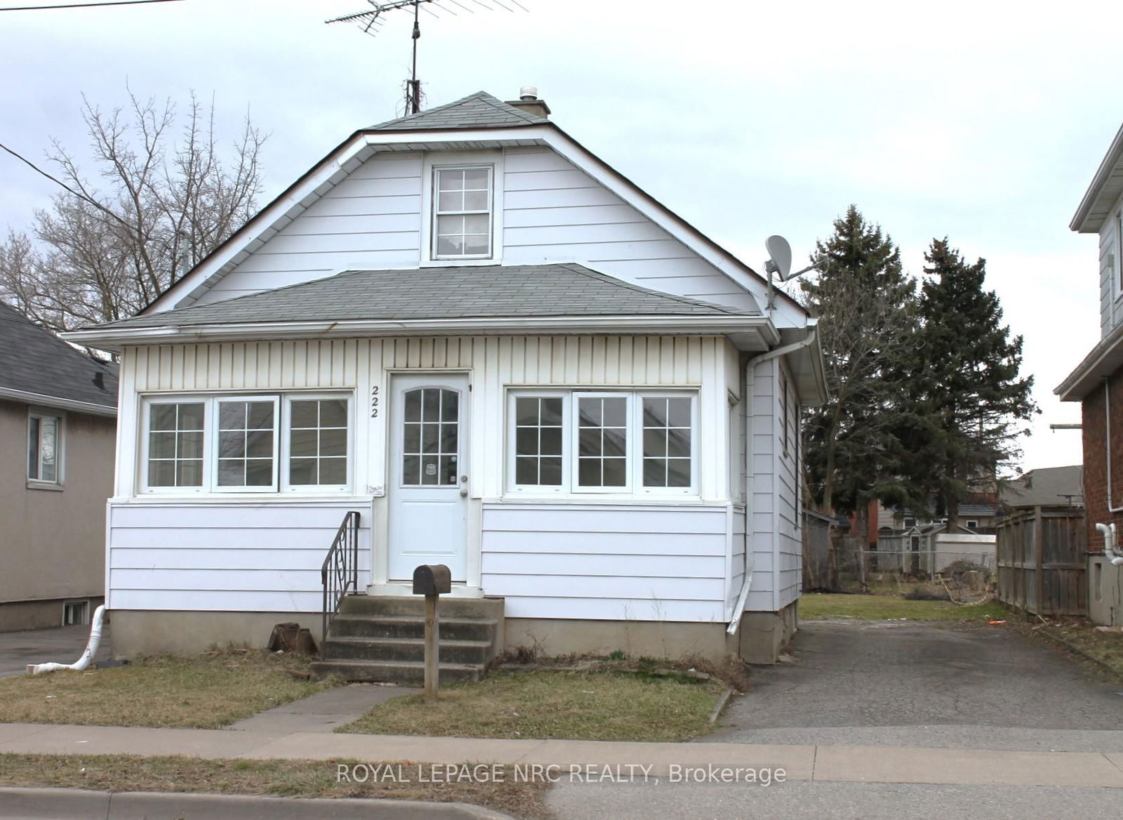 Detached House for sale at 222 Niagara Street, St. Catharines, Facer, L2M 4V4 - MLS: X12032415