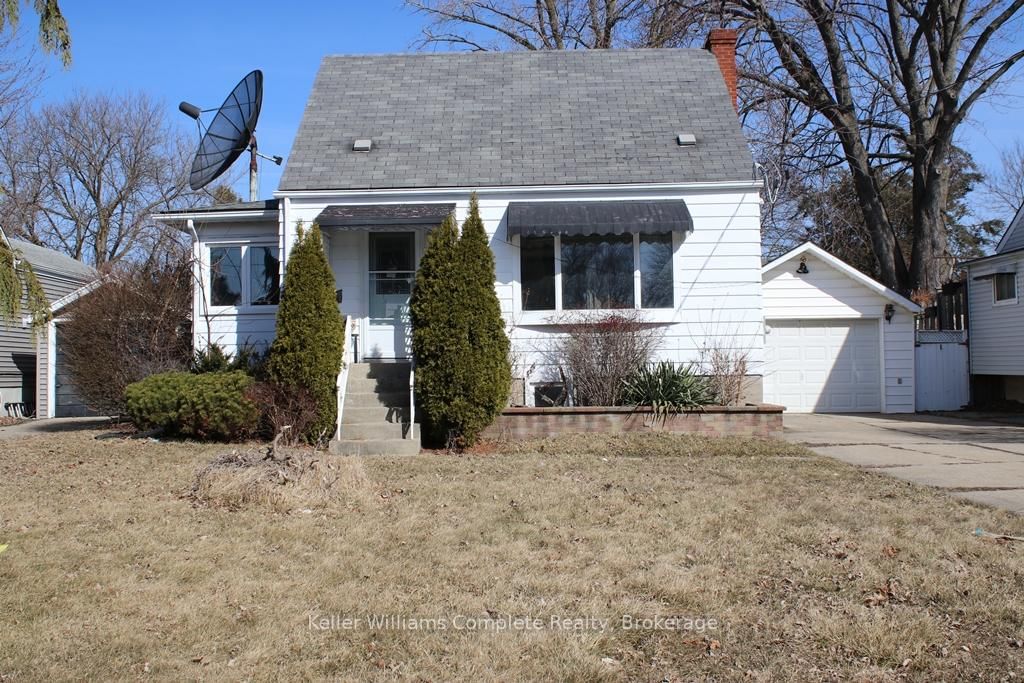 Detached House sold at 682 Hall Street, Sarnia, Sarnia, N7V 2C2 - MLS: X12032583