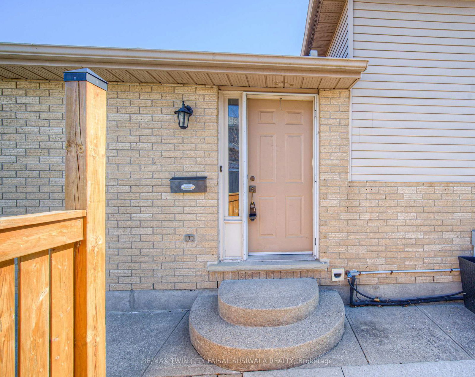 Semi-Detached House sold at 37 Sandalwood Drive, Cambridge, N1P 1A9 - MLS: X12032996