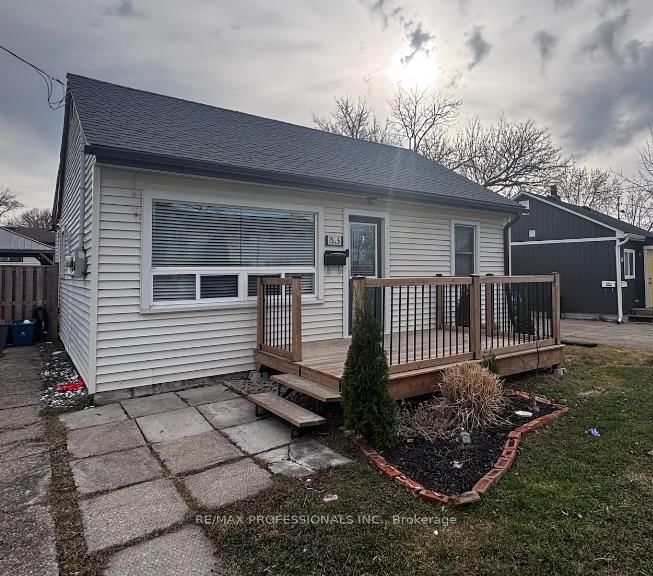 Detached House for sale at 15 1/2 Kirk Street, St. Catharines, Western Hill, L2S 1B8 - MLS: X12033181