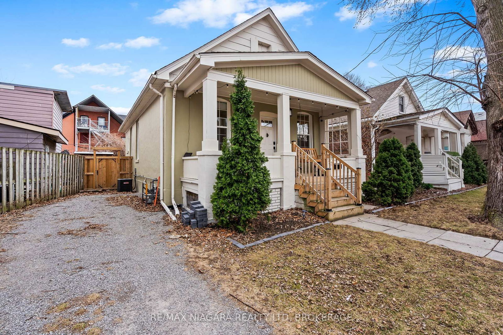 Detached House for sale at 72 BEECH Street, St. Catharines, Downtown, L2R 2B7 - MLS: X12035011