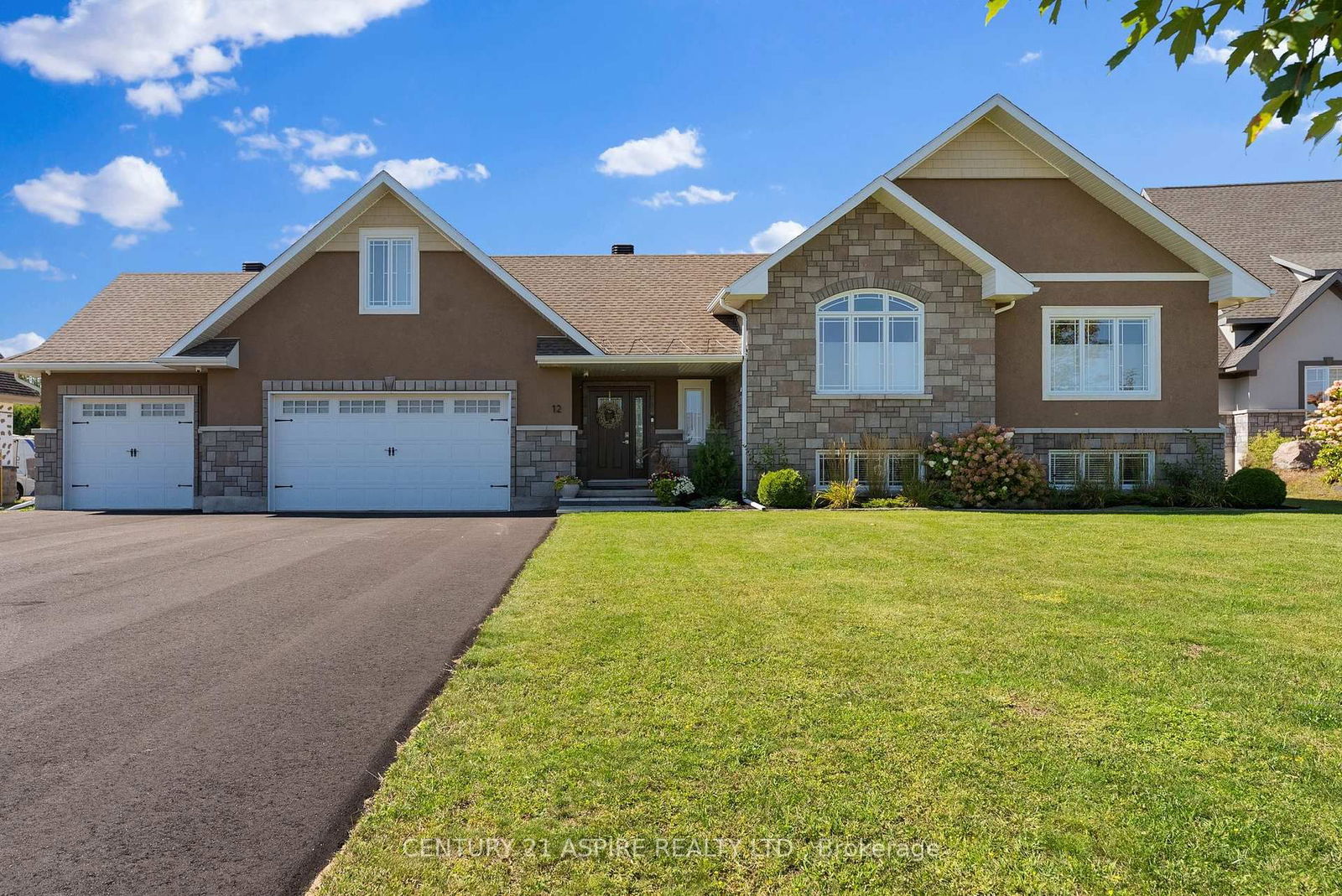 Detached House sold at 12 Fairway Drive, Petawawa, Petawawa, K8A 8N2 - MLS: X12037139