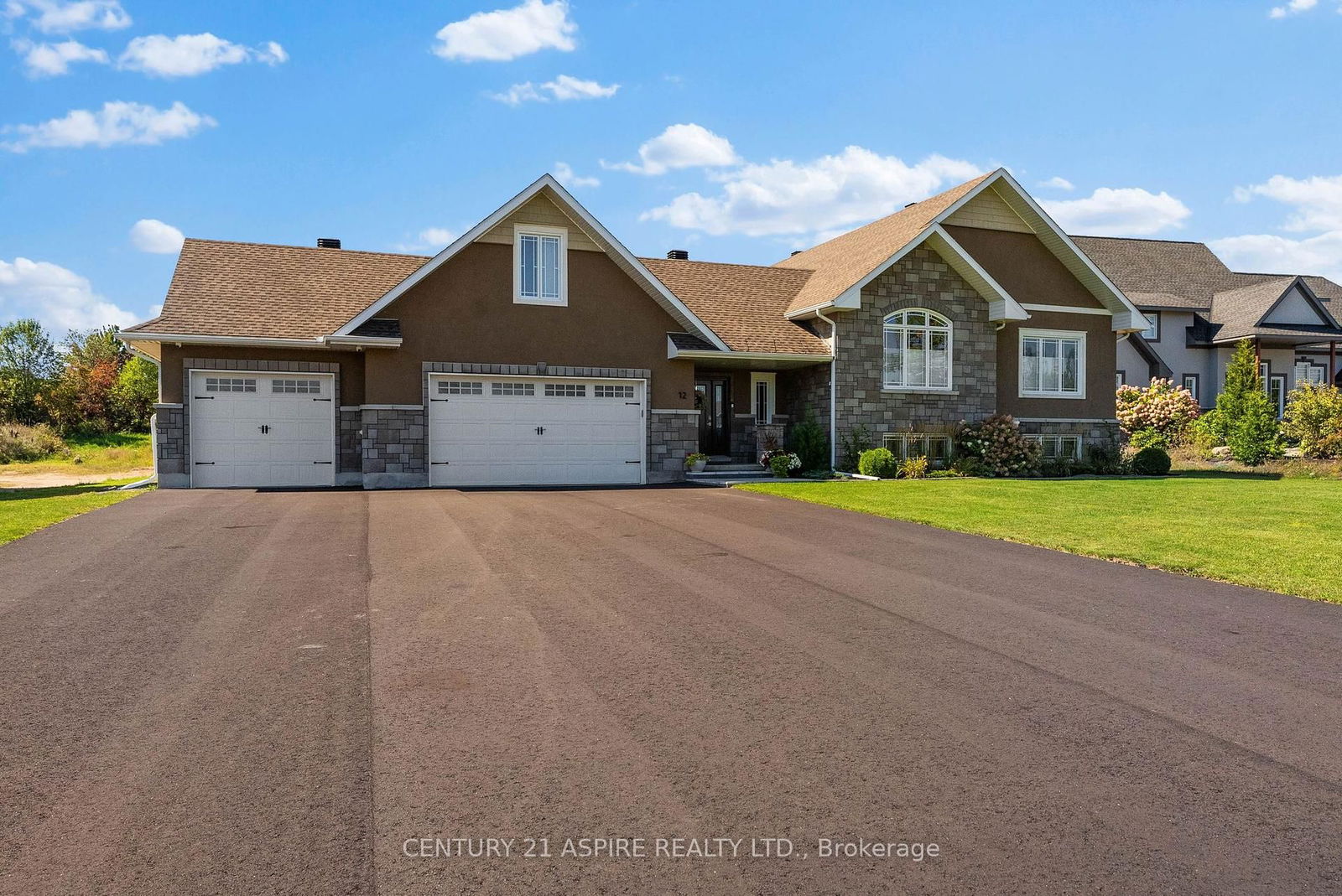 Detached House sold at 12 Fairway Drive, Petawawa, Petawawa, K8A 8N2 - MLS: X12037139
