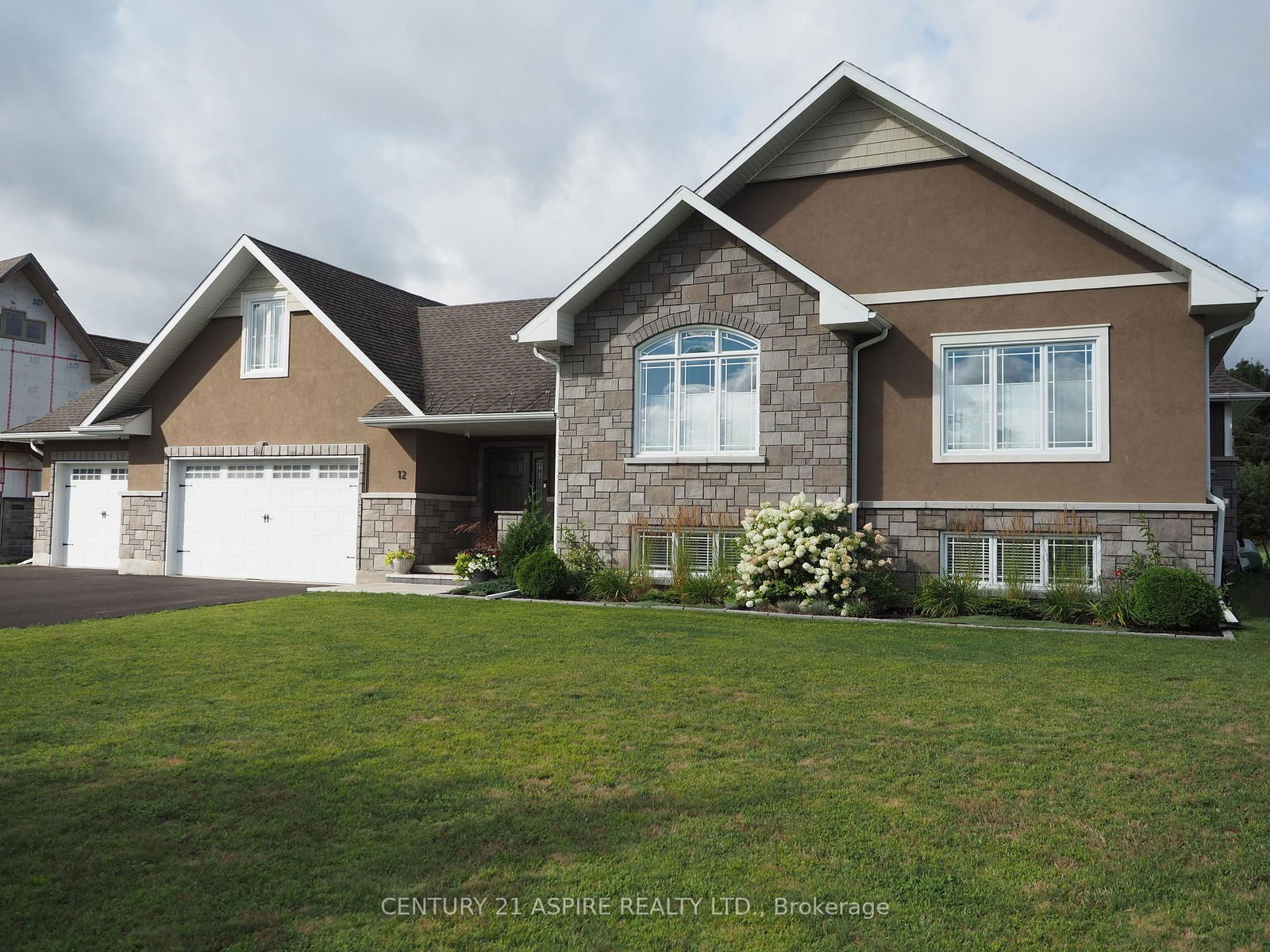 Detached House sold at 12 Fairway Drive, Petawawa, Petawawa, K8A 8N2 - MLS: X12037139