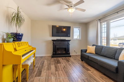 19 Van Horne Cres, North Bay - Ferris image-0-4