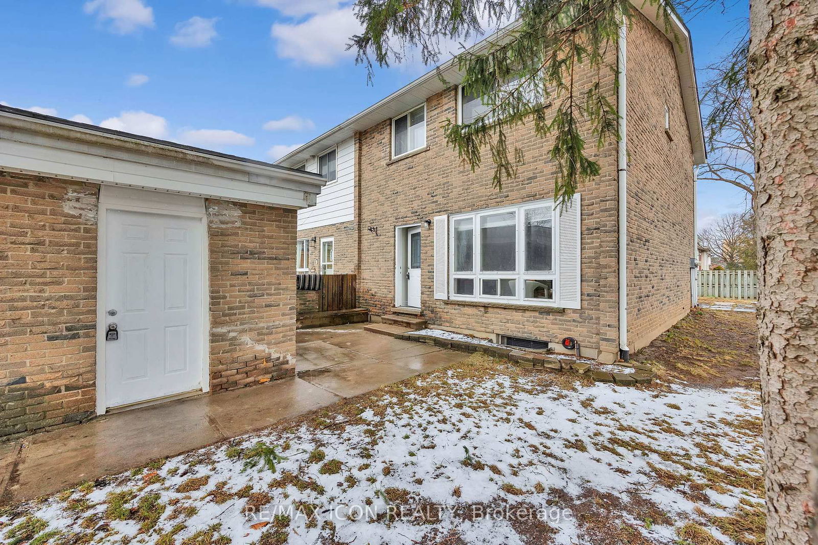 Townhouse sold at 6 Ralgreen Crescent, Kitchener, N2M 1T9 - MLS: X12039968