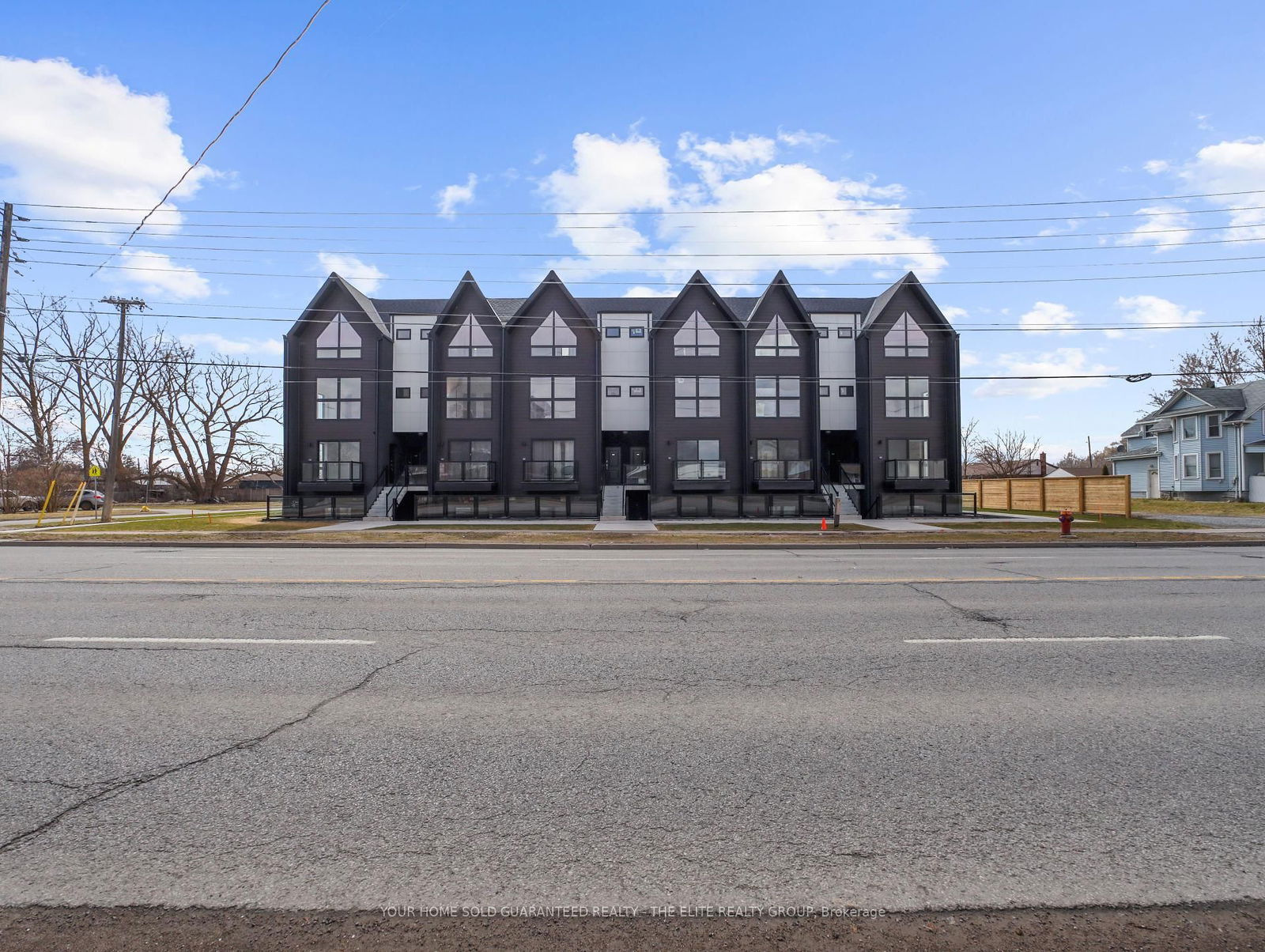 Townhouse sold at 304-7277 Wilson Crescent, Niagara Falls, Oldfield, L2G 4R8 - MLS: X12043909