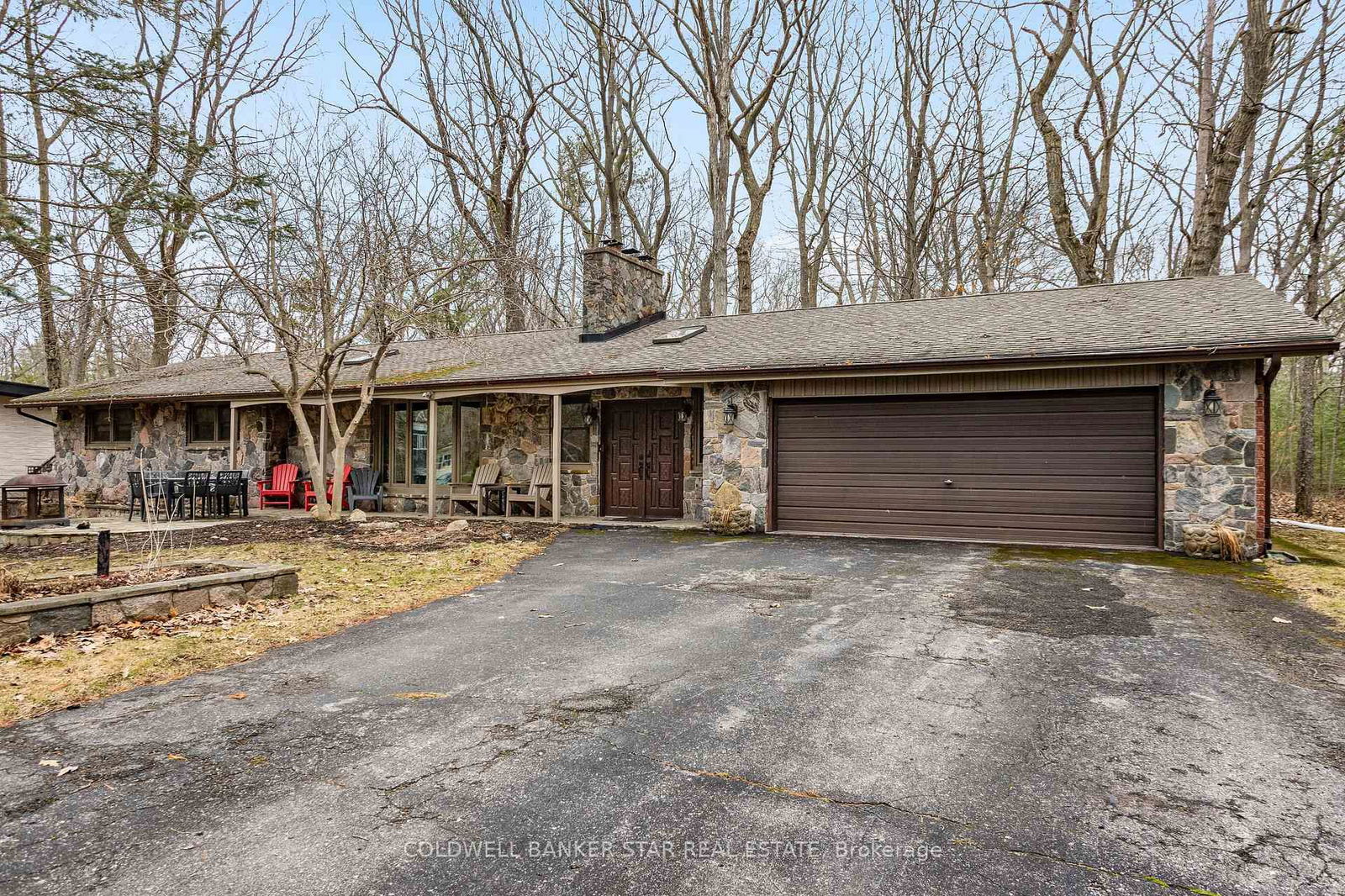 Detached House sold at 10405 Brewster Boulevard, Lambton Shores, Grand Bend, N0M 1T0 - MLS: X12044106