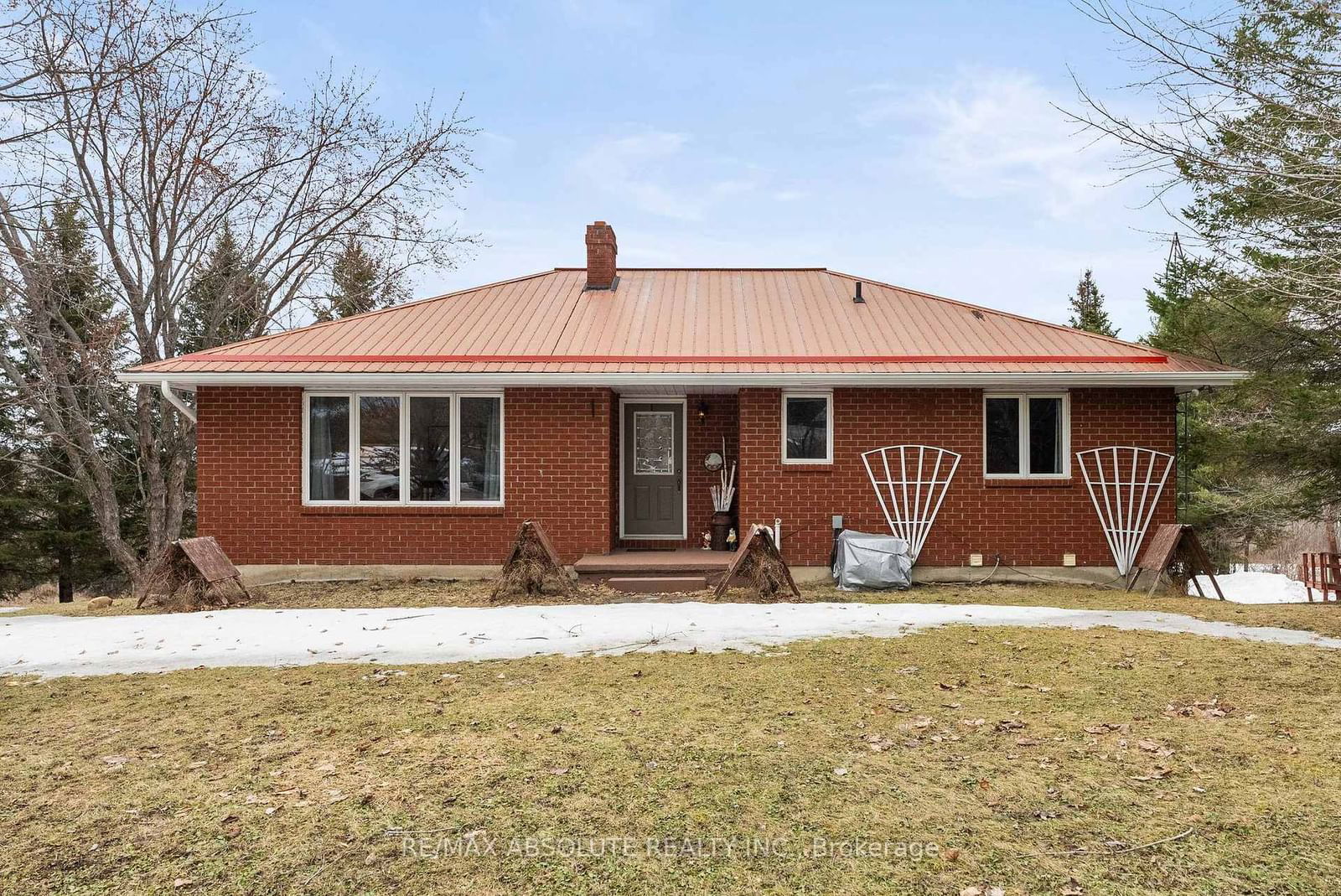 Detached House sold at 864 McLachlan Road, White Lake, Mcnab/Braeside Twps, K0A 3L0 - MLS: X12045200
