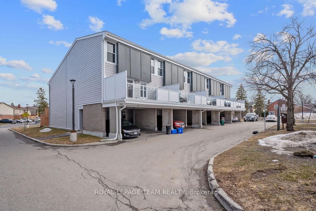 Building at 825 Cahill Drive, Ottawa, Hunt Club