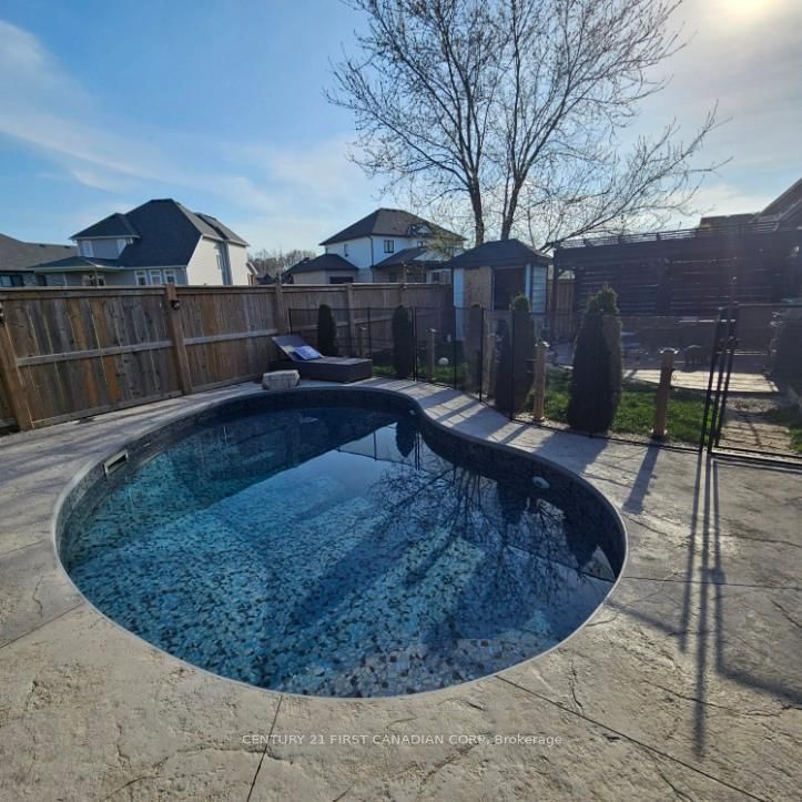 Detached House for sale at 292 Thorn Drive, Strathroy-Caradoc, NE, N7G 4E1 - MLS: X12051283