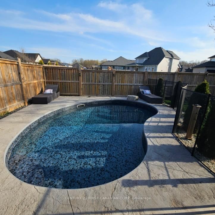 Detached House for sale at 292 Thorn Drive, Strathroy-Caradoc, NE, N7G 4E1 - MLS: X12051283