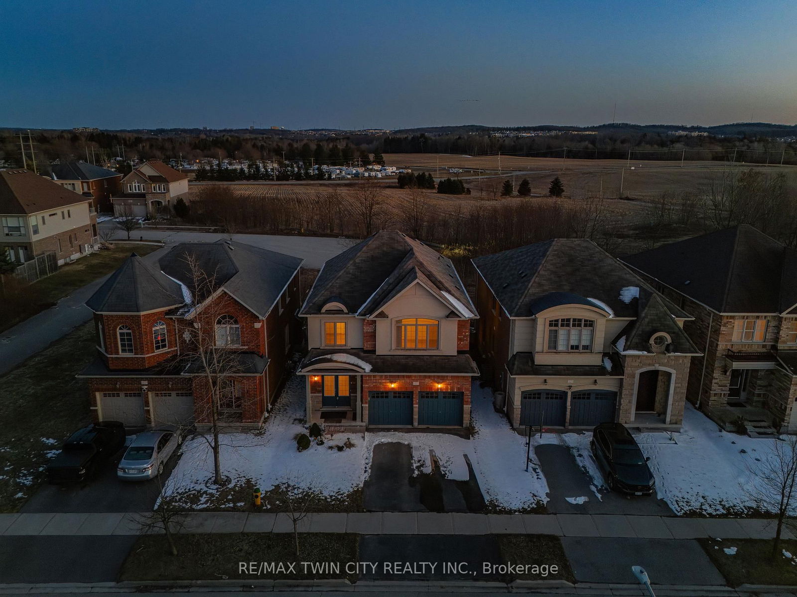 Detached House sold at 617 Pinery Trail, Waterloo, N2V 2Y6 - MLS: X12051573