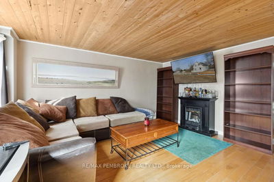 32 Main St, Chalk River - Chalk River and Laurentian Hills South image-0-3