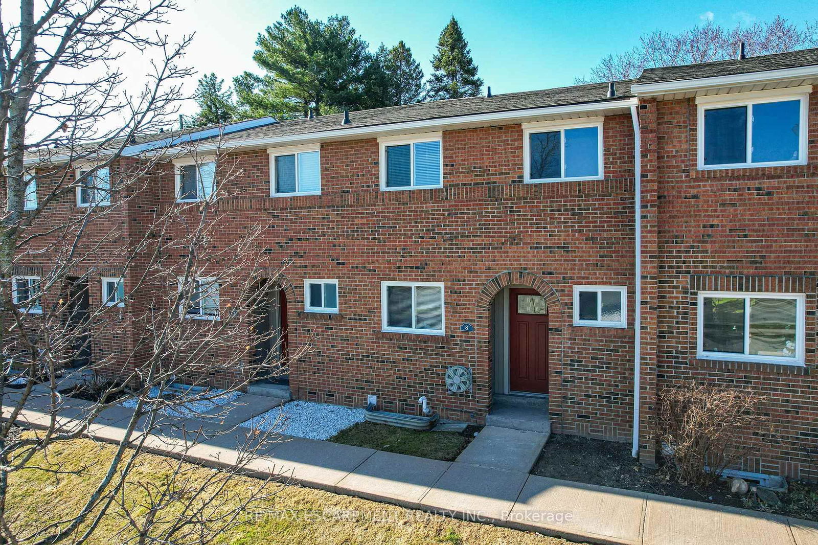 Townhouse sold at 8-125 Livingston Avenue, Grimsby, Grimsby West, L3M 4S5 - MLS: X12056557