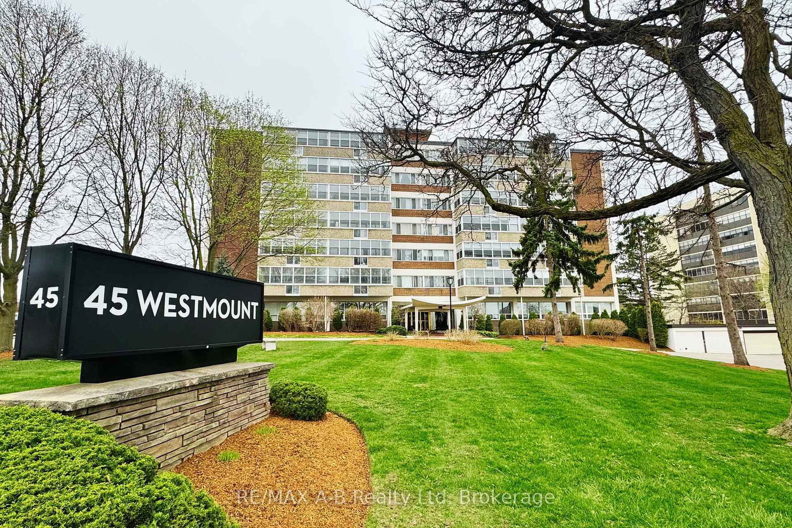 Condo for sale at 102-45 Westmount Road, Waterloo, N2L 2R3 - MLS: X12058137