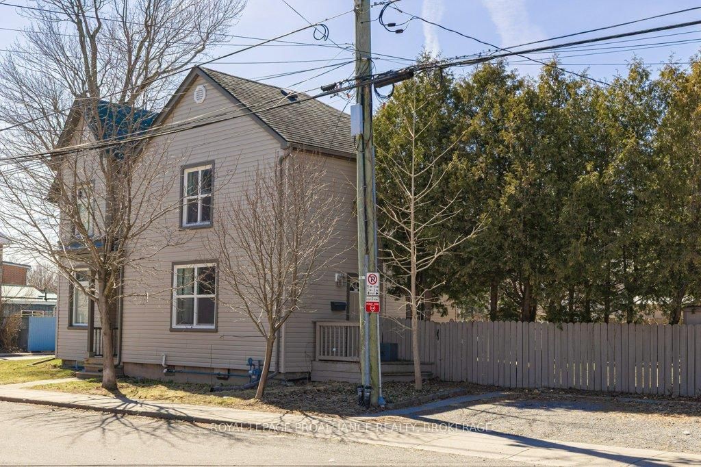 Semi-Detached House sold at 302 Sydenham Street, Kingston, East of Sir John A. Blvd, K7K 3M7 - MLS: X12059039