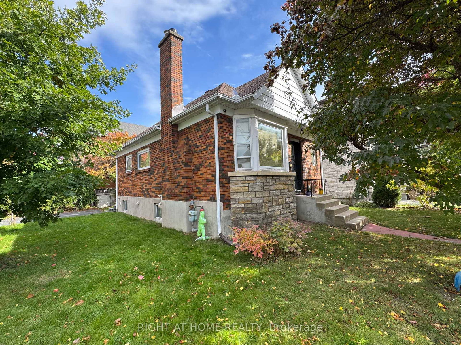 Detached House sold at 211 MCGILLIVRAY Street, Ottawa, Ottawa East, K1S 1K9 - MLS: X12061545