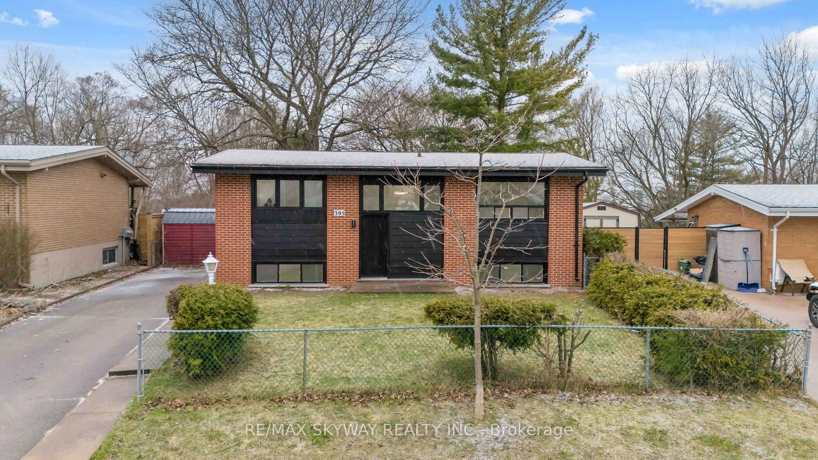 Detached House sold at 395 Magnolia Crescent, London East, East A, N5Y 4T1 - MLS: X12062378