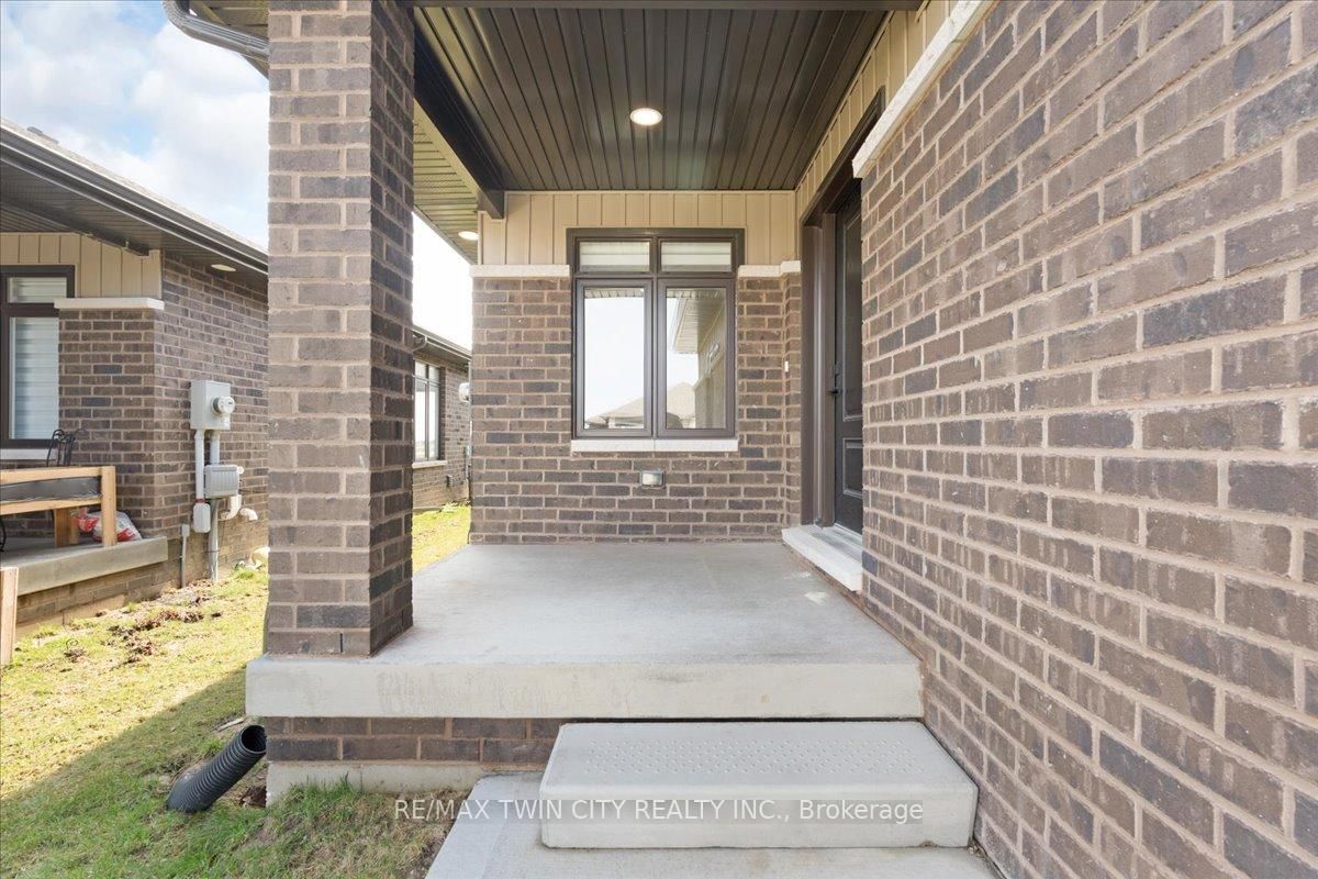 Townhouse sold at 21 Bordeaux Place, Chatham-Kent, Chatham, N7M 0S4 - MLS: X12062461