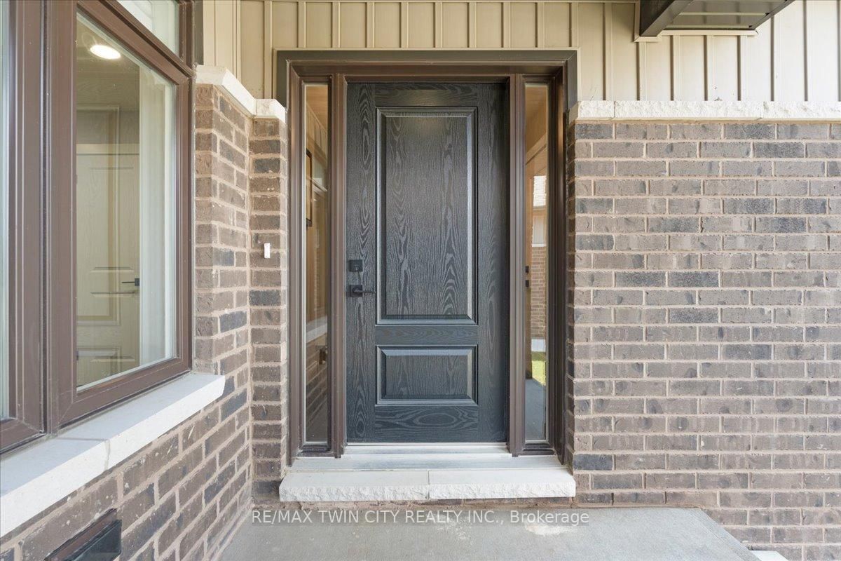 Townhouse sold at 21 Bordeaux Place, Chatham-Kent, Chatham, N7M 0S4 - MLS: X12062461