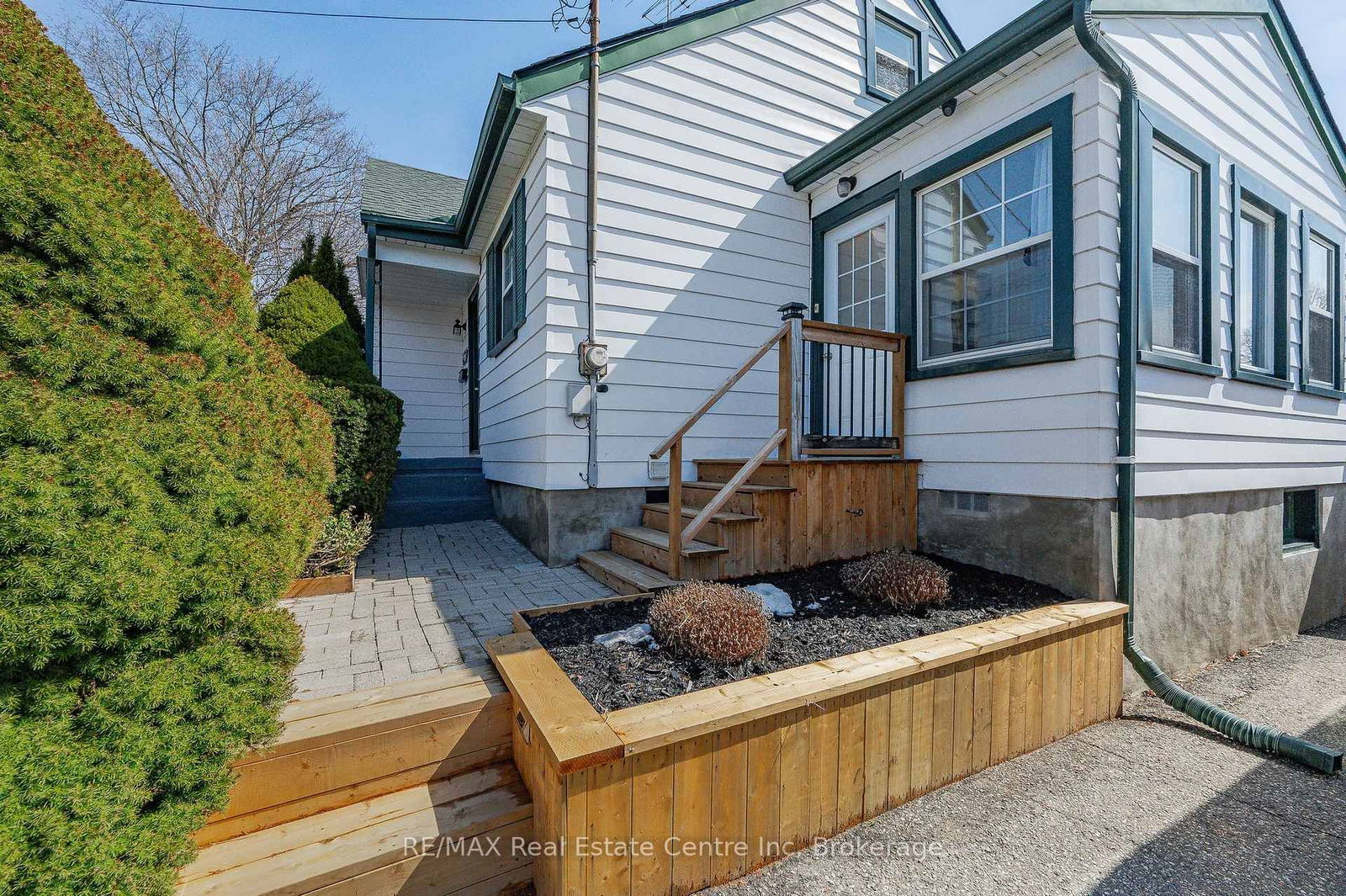 Detached House for sale at 513 Speedvale Avenue, Guelph, Victoria North, N1E 1P5 - MLS: X12062855